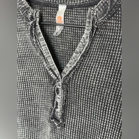 Mono B Mineral-Washed Waffle Knit Henley Top Black Women’s Large NWT New Cotton - Picture 3 of 5